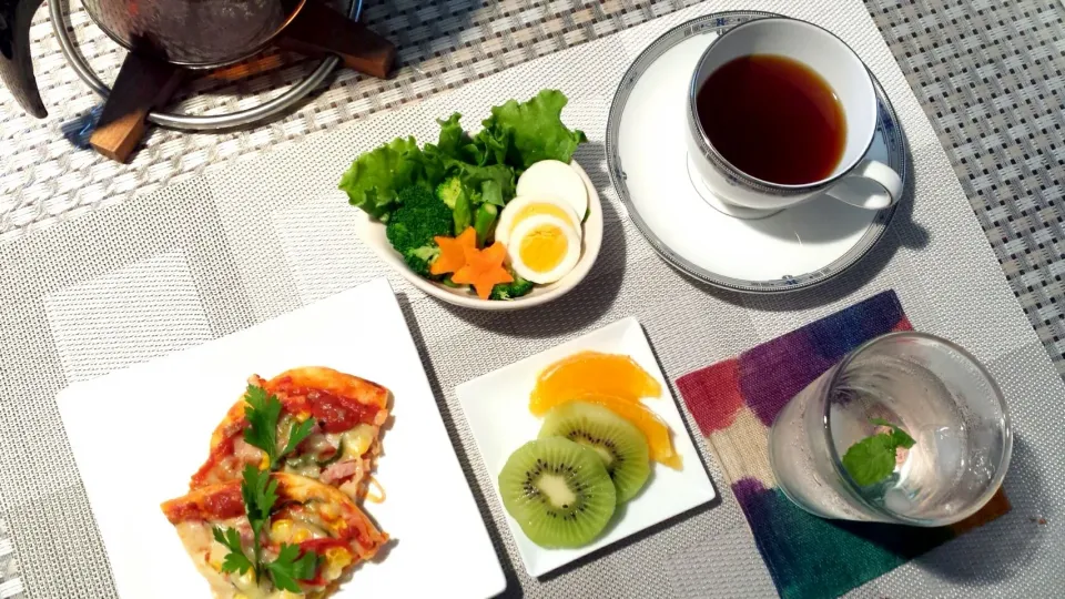 朝食    休日、グラス一杯の梅ジュースから。主食はパン生地の半端で作りおいてたピザ|おちゃわんさん