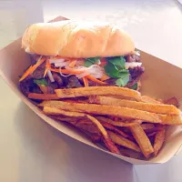 Bahn "Bee" Sandwich with Root Fries.|jessica moireさん