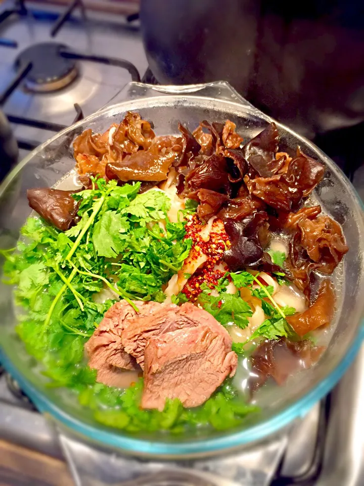 Hand made noodle with Chinese wood mushroom , lamb cariander and home made chill oil....|Ada Xieさん