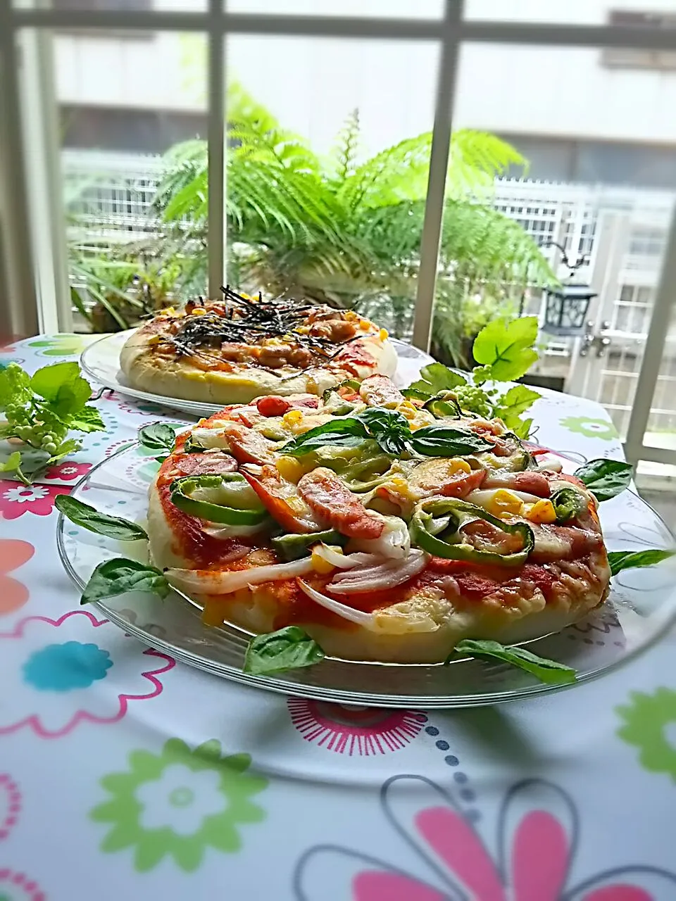 りるのんさんのうちのピザ生地🍕デリピザに負けず劣らず😍😍😍ソーセージとポテトのピザ＆照り焼きチキンピザ🍕|かよこさん