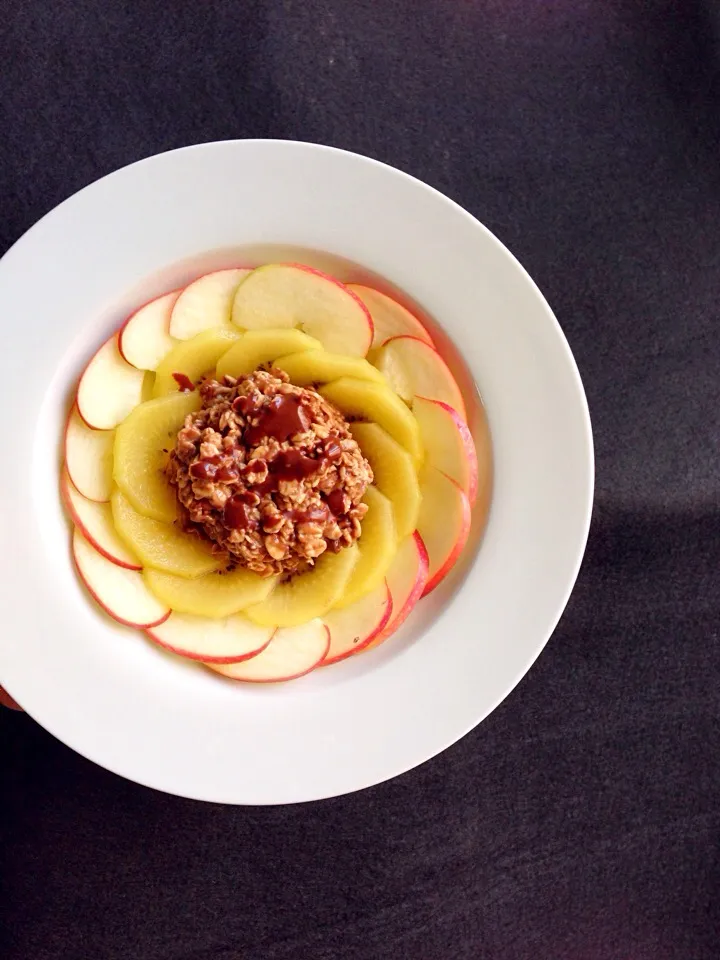 Snapdishの料理写真:Chocolate overnight oats with chocolate coconut butter, golden kiwi and apple|coxiella24さん