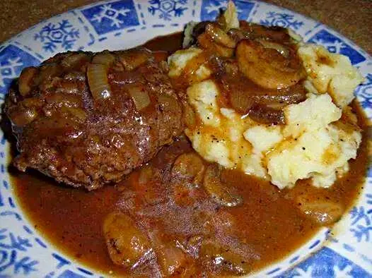 Cube SteakW/ Mash Potatoes W/ Gravy And Mushrooms N Onions On Top!|Sheila Harrisさん