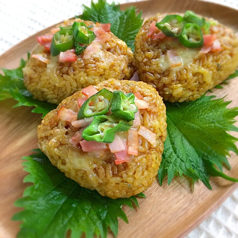 さわこさんの料理 カレーチーズ焼きおにぎり🍙初採りオクラのっけてみた♪|あまねこ🌿さん