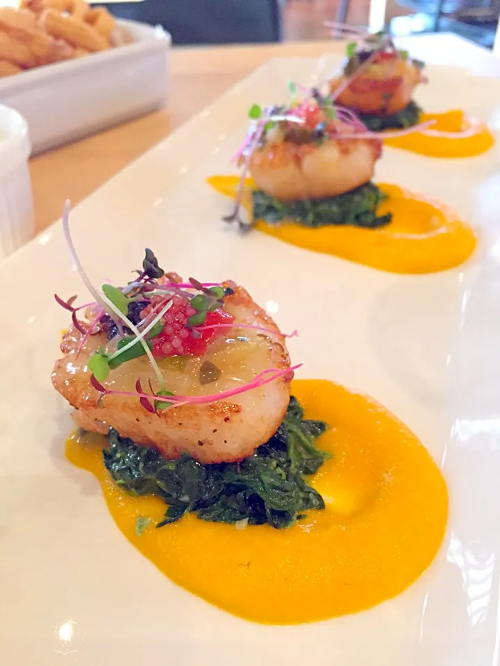 Snapdishの料理写真:Grilled scallop with spinach|PhUnGさん