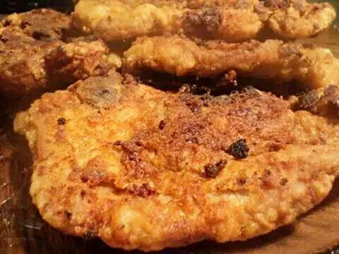 Fried Pork Chops Seasoned With a  Pinch  Of Garlic Powder, Seasoning Salt, Black Pepper,Accent ...Coated With White Enriched  Flour!..Your Vegetable Oil Should |Sheila Harrisさん