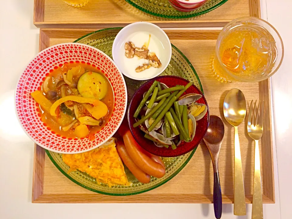 ブランチ！ラタトゥイユ、ハマグリとニンニクの芽の白ワイン蒸し、バジルとチーズのオムレツ、はちみつとくるみのヨーグルト、ウィンナー|mamigoさん