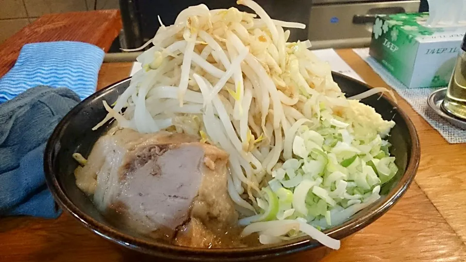 Snapdishの料理写真:豚仙人のラーメン小+ヤサイちょいマシの半分+ショウガ+ネギ ＠十条|大脇さん