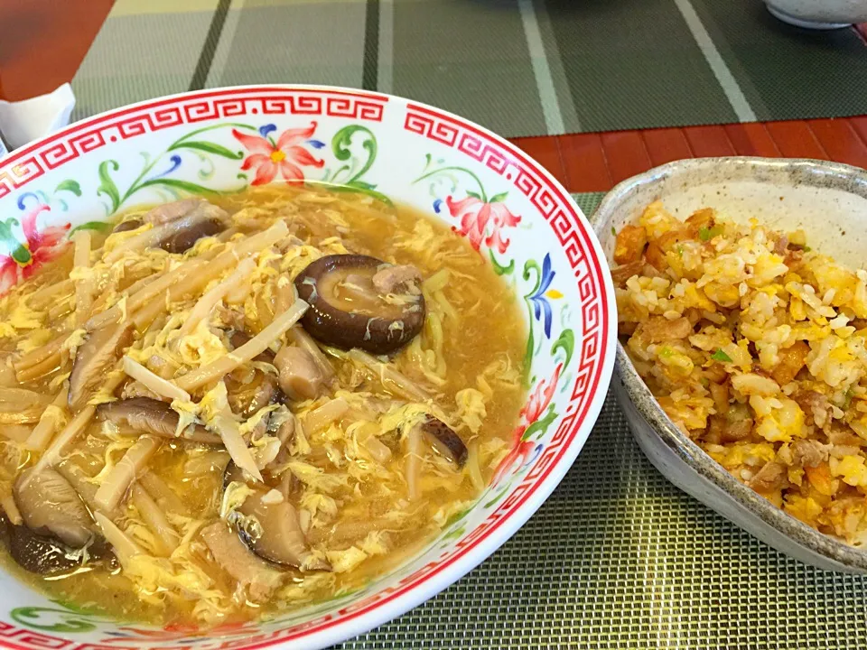 酸辣湯麺と焼き飯|Yoshito  Kobayashiさん