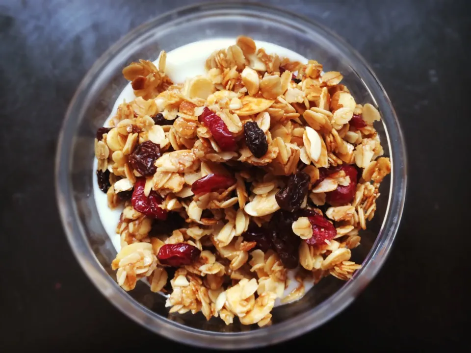 Snapdishの料理写真:Granola with greek yogurt|Issara. 🍴さん