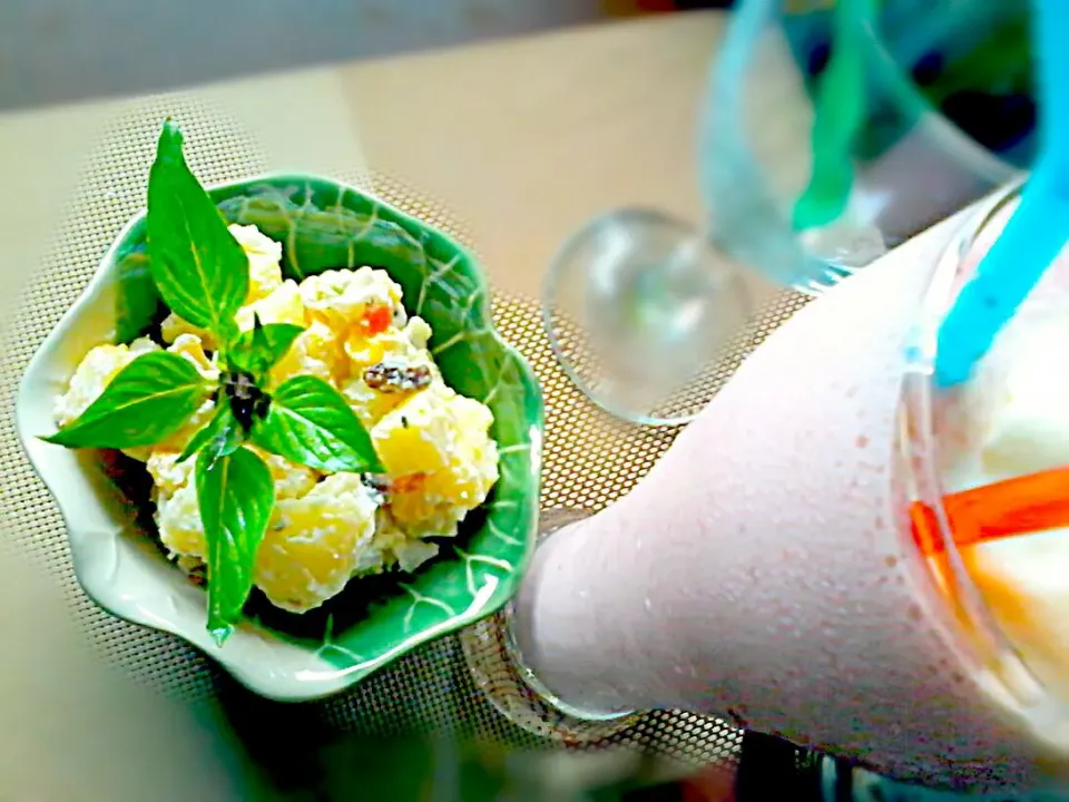 Potatoe and Sweet Corn Salad w/ Strawberry Smoothie 🍹🍛🍓|🌼 Pooja's Kitchenette 🌼さん