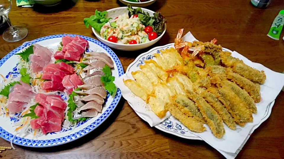 Snapdishの料理写真:揚げ物(イワシ・海老・パリパリチーズ)・刺し盛(サワラ炙り・本マグロ・メバル)・ポテサラ|藤井裕之さん