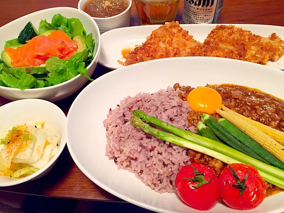 挽肉と玉ねぎカレー夏野菜グリル添え＊アボカドとサーモンのサラダ＊エビはんぺん(^o^)|basilさん