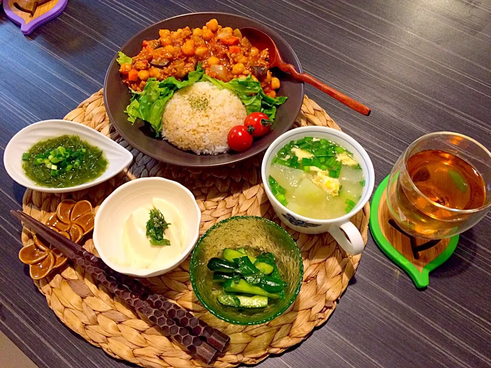 今夜はスパイシーキーマカレー、めかぶ、柚子豆腐、ごま油旨味胡瓜、冬瓜中華スープです。|かれんさん