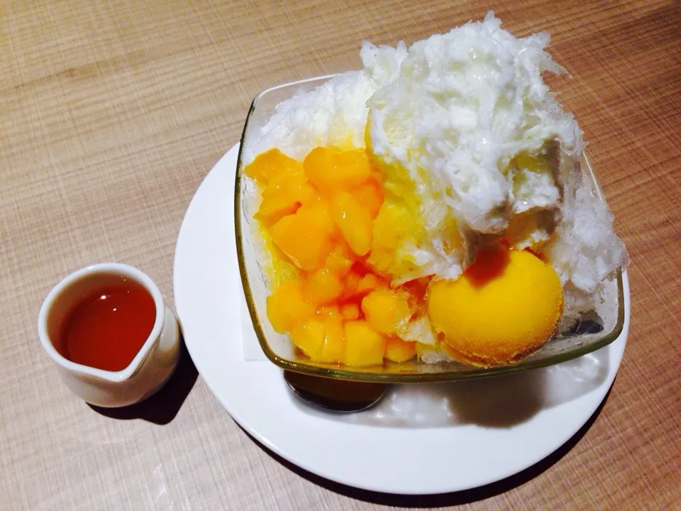 Snapdishの料理写真:Mango flavor kakigori. Date with my daughter.|Deana/Akinaさん