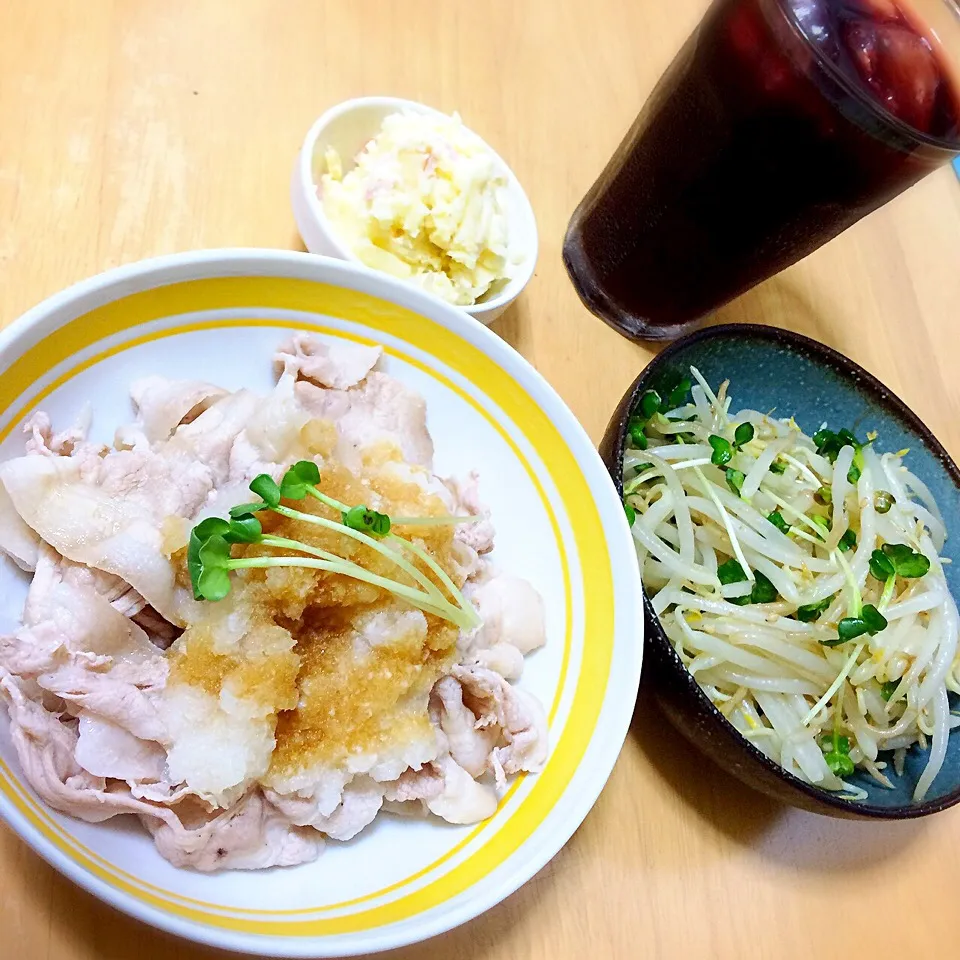 カチ割りワイン🍷と冷しゃぶともやしのナムルとポテサラ|たまこっこさん