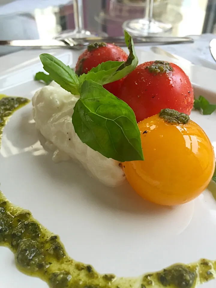 Roasted Tomatoes with Buratta  and Pesto|Christine pavelkaさん