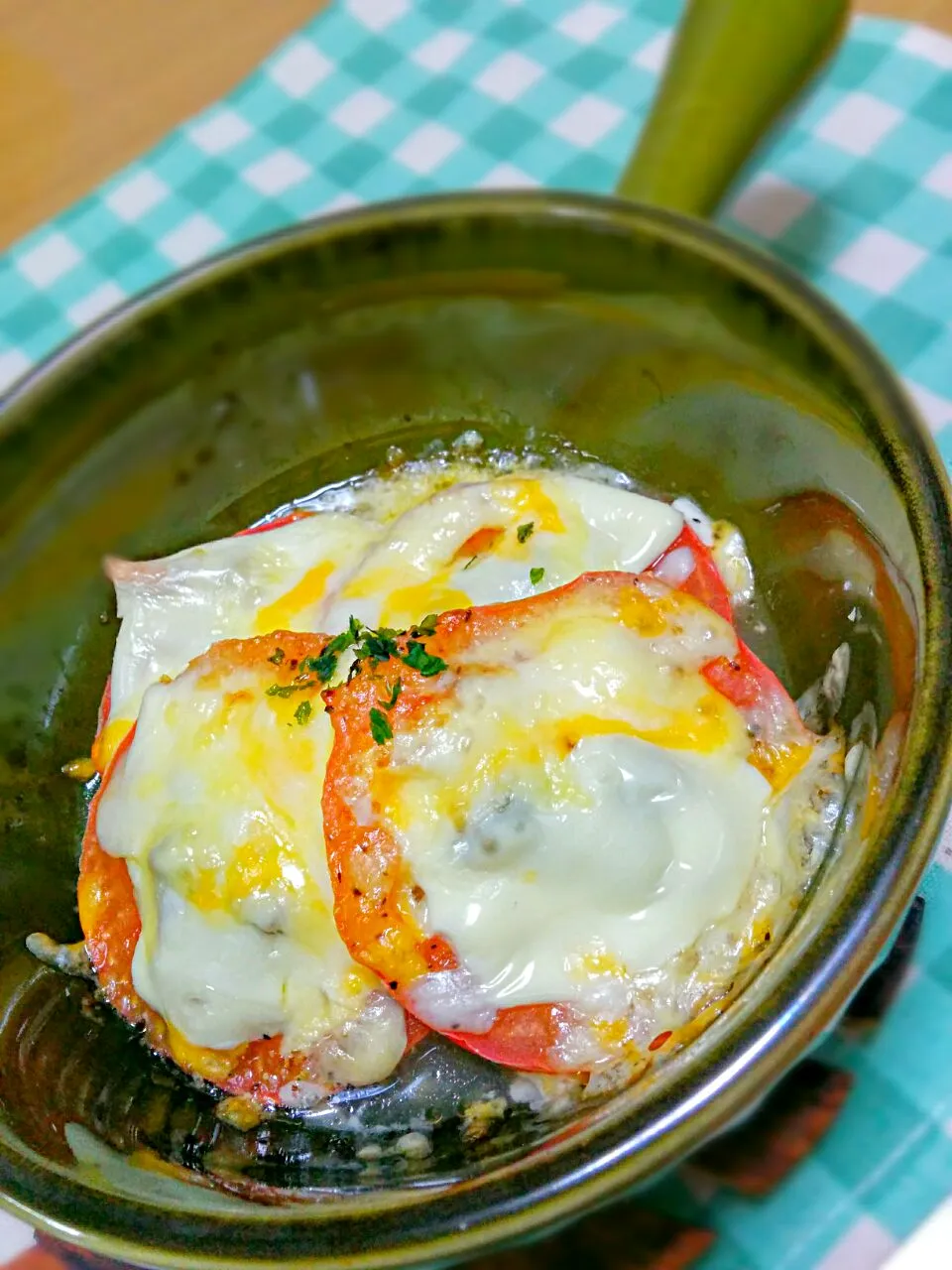 桜央里さんのお料理*
トマトとアンチョビのチーズ焼き♡|ことり*さん