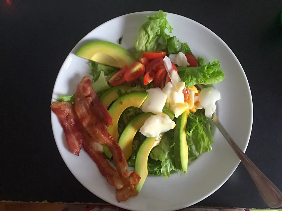 Salad with bacon, avocado and hard-boiled egg|angieさん