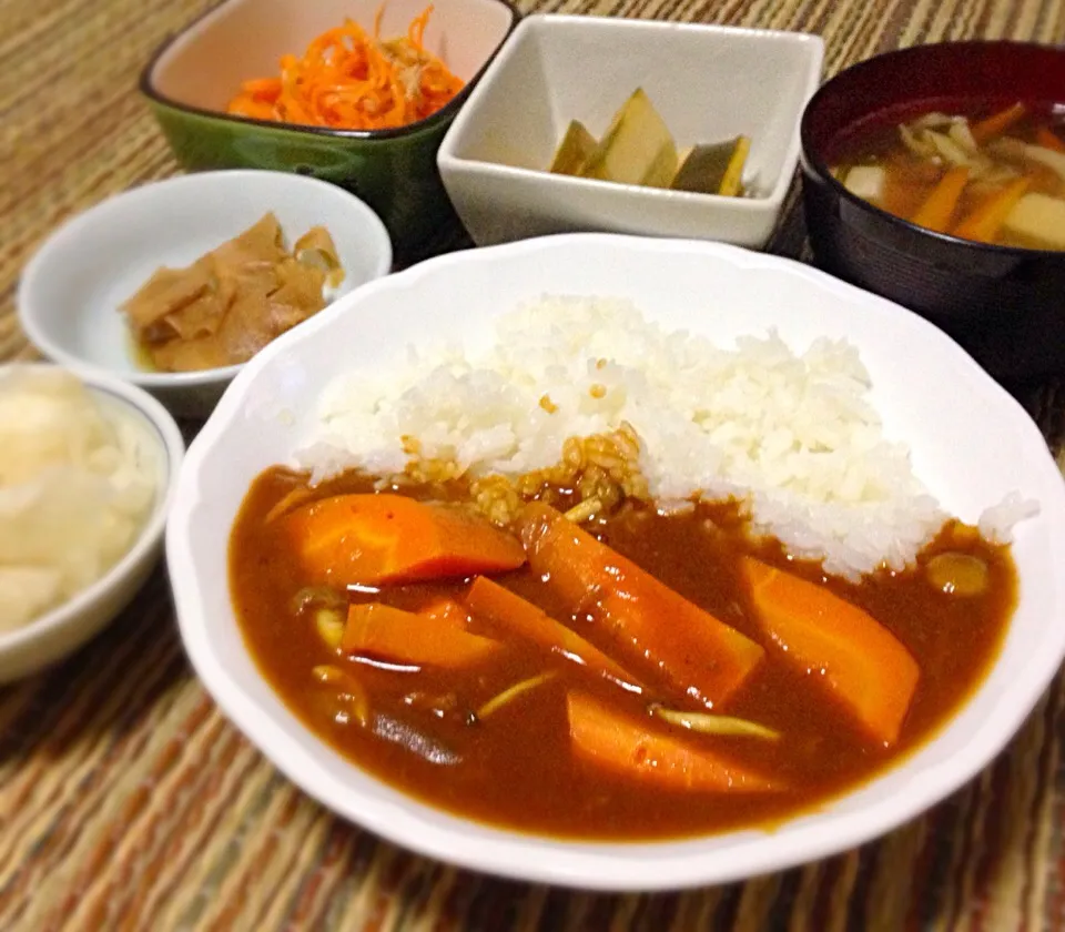 晩ごはん  にんじんカレー  にんじんサラダ ズッキーニのピクルス 生姜甘酢漬  大根の塩もみ 凍み豆腐としめじスープ|ぽんたさん