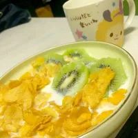 Kiwi and Corn flakes with a mug of milk :) <3|Lizelle Manlodさん