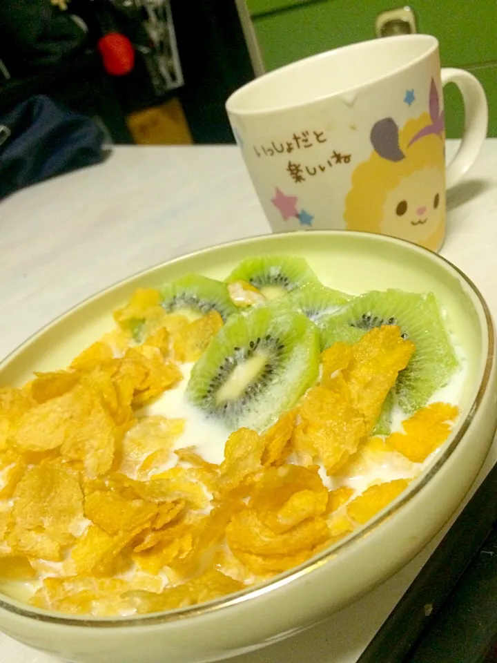 Kiwi and Corn flakes with a mug of milk :) <3|Lizelle Manlodさん