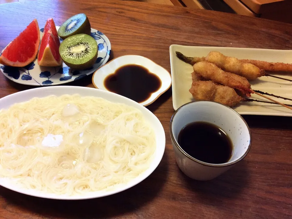 Snapdishの料理写真:デパ地下 串鮮の串揚げ、薬味無しそうめん、キウイ&ピンクグレープフルーツ 2015.7.19|キラ姫さん