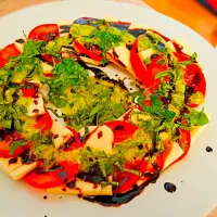 mozzarella tomato pesto and basil with a balsamic reduction|Michael M Schleyerさん