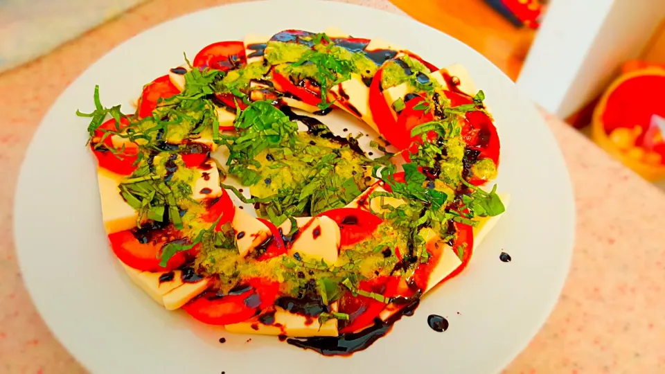 mozzarella tomato pesto and basil with a balsamic reduction|Michael M Schleyerさん