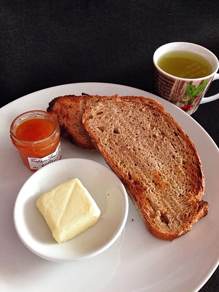 Sourdough bread with butter and apricot jam, 🍵|coxiella24さん