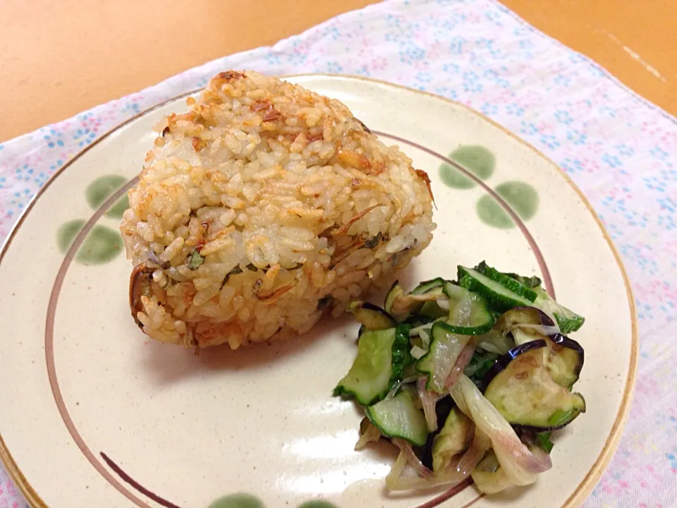 Snapdishの料理写真:おかかとじゃことしその醤油焼きおにぎり!  (^-^)|Kei Satoさん