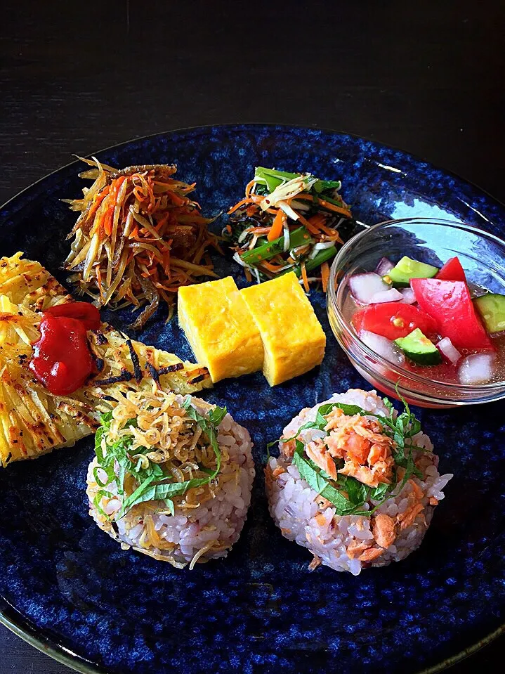 ⭐️おにぎり（じゃこ・鮭）⭐️トマトのさっぱりサラダ ⭐️小松菜と香味野菜の塩昆布和え ⭐️きんぴらごぼう ⭐️ハッシュドポテト ⭐️卵焼き|よっちぃさん