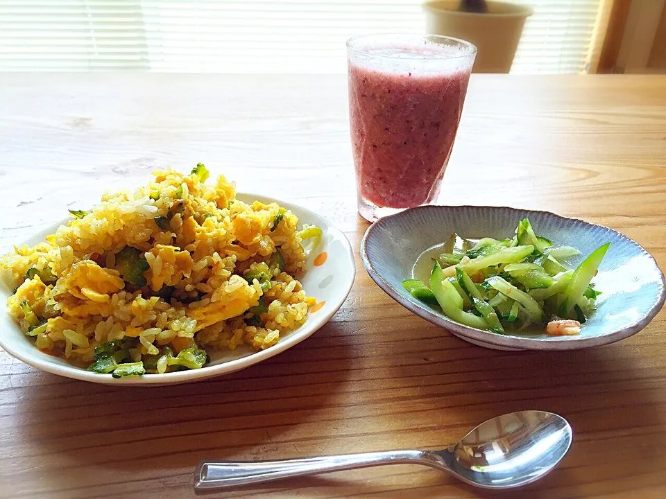 ゴーヤのカレー炒飯、きゅうりの酢の物、オレンジジュース、バナナ、冷凍ベリー、ホワイトキュラソーのミックスジュース。|pepiさん