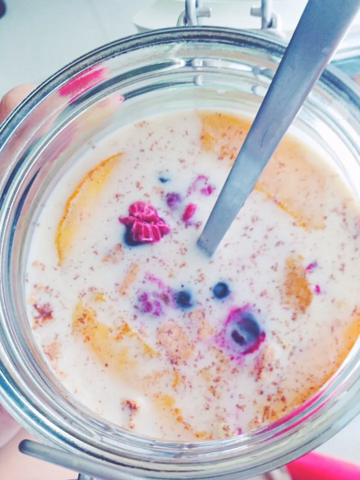 Breakfast. Oats with almond milk, mixed berries and mango|tinaさん