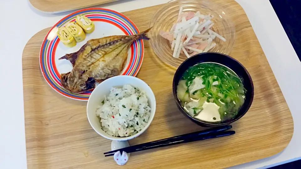 今日の夕食 あじの開き、青のり入り卵焼き、大根サラダ、わかめごはん、豆苗の味噌汁|pinknari🐰🌈さん