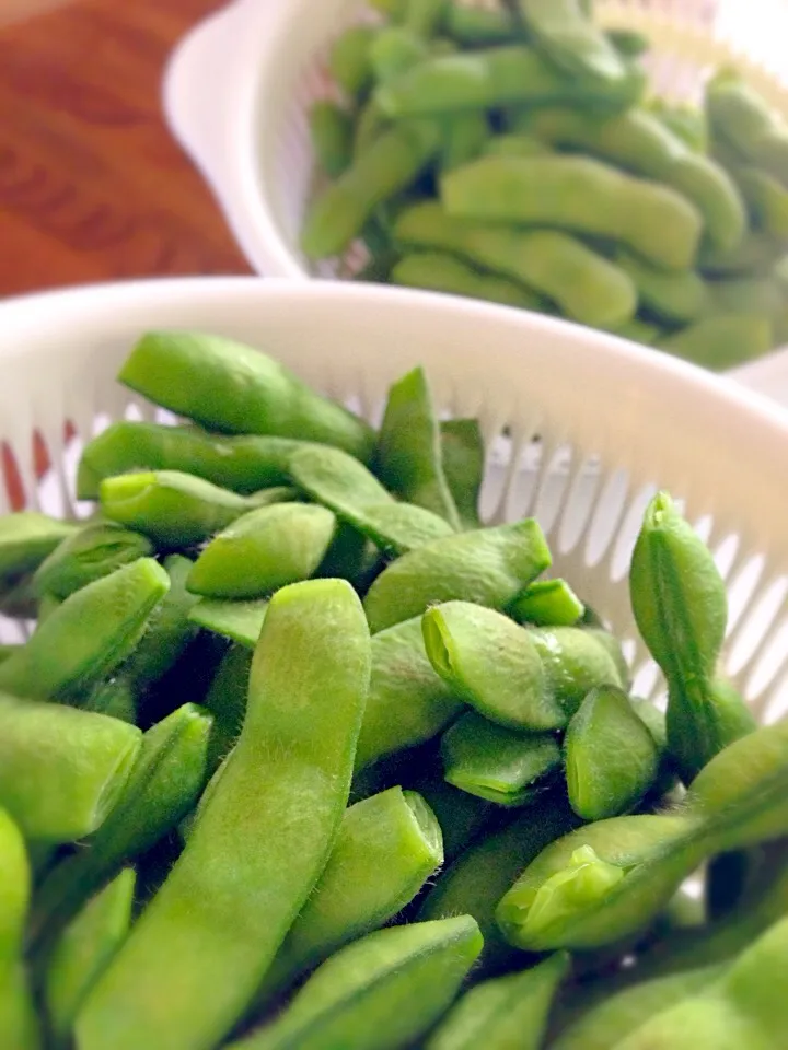 Snapdishの料理写真:枝豆対決！手前「ゆきむすめ」対 奥は最近の定番「湯上りむすめ」。どちらも印西産。ゆきむすめも美味いが、やはり今回も湯上りむすめに軍配！枝豆の品種名を考える人は「むすめ」が好きなんだろうか？|akkioさん