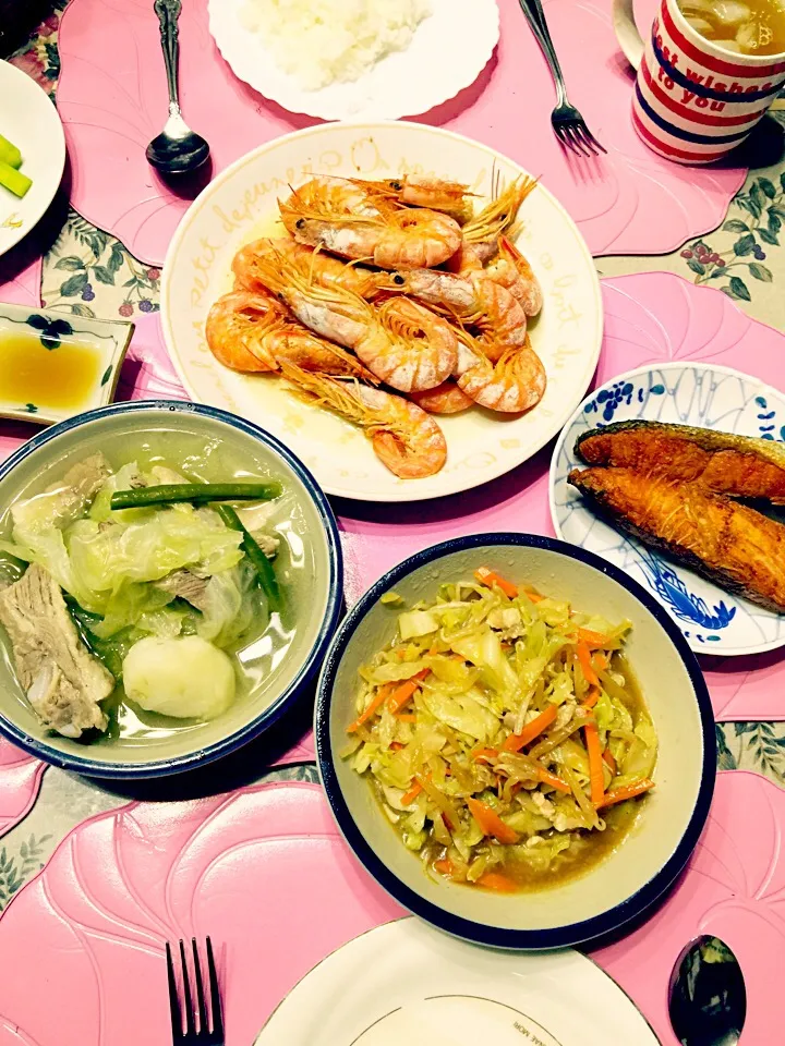 Snapdishの料理写真:Almost Filipino Cuisine Nilaga " Spareribs soup, Sautéed bean sprouts and cabbage , Sauteed Shrimp , fried salmon for our dinner!|きくちゃんさん