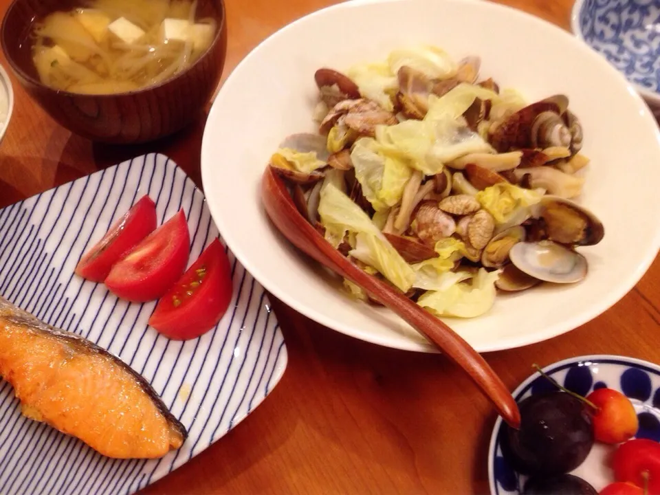 ある日の夕飯♪ アサリとキャベツの酒蒸し  焼き鮭  味噌汁  フルーツ|ikukoさん