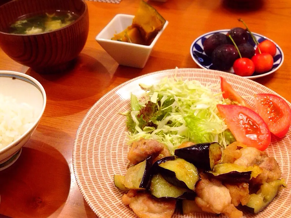 ある日の夕飯♪  揚げ茄子と鶏唐揚のマリネ  南瓜煮付  味噌汁 フルーツ|ikukoさん