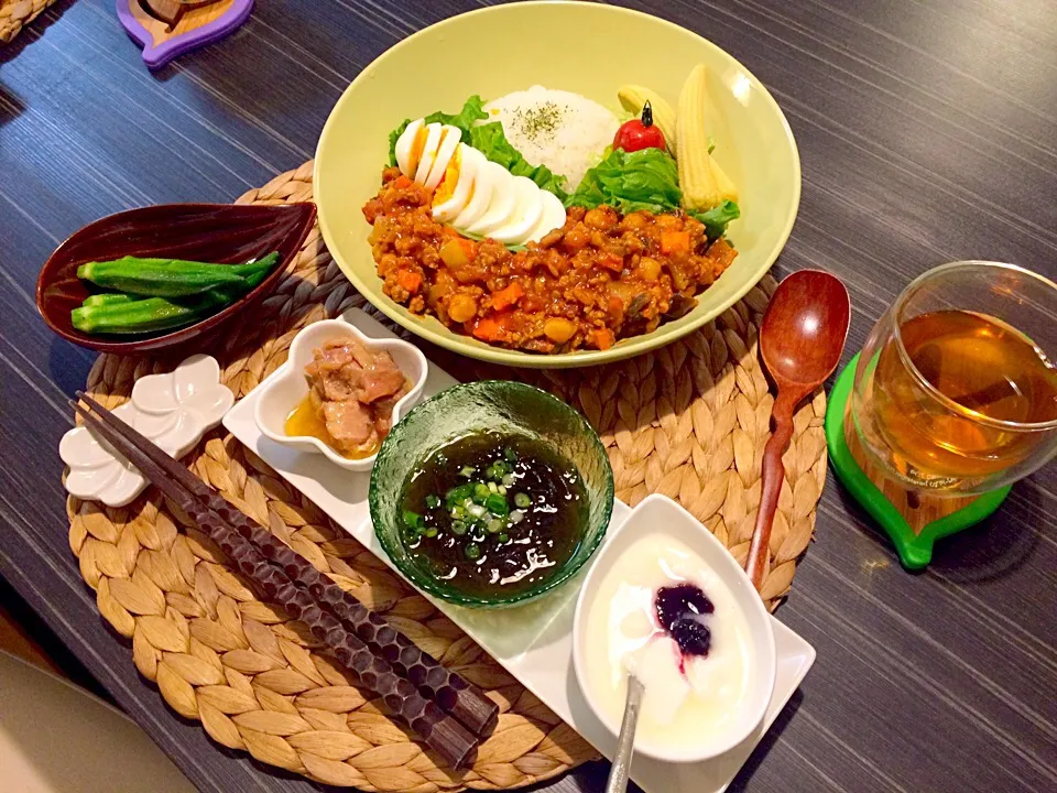 今夜はスパイシーキーマカレー、もずく酢、柚子胡椒焼き鳥、オクラサラダ、ヨーグルトカシスジャムかけです。|かれんさん