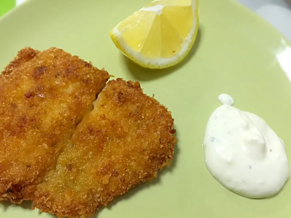 Fish fillet with garlic yogurt dip|Kutingさん