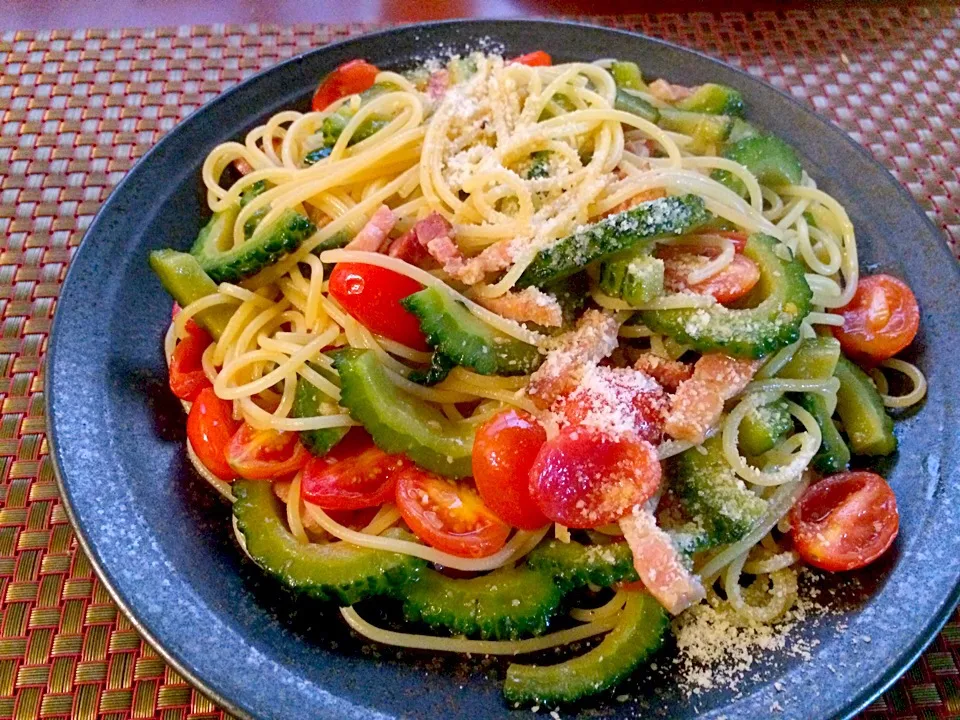 Bitter gourd,Tomato&basil pasta🌿🍅ﾄﾏﾄとﾊﾞｼﾞﾙ,ｺﾞｰﾔのﾊﾟﾝﾁｪｯﾀﾊﾟｽﾀ by chef hubby|🌈Ami🍻さん