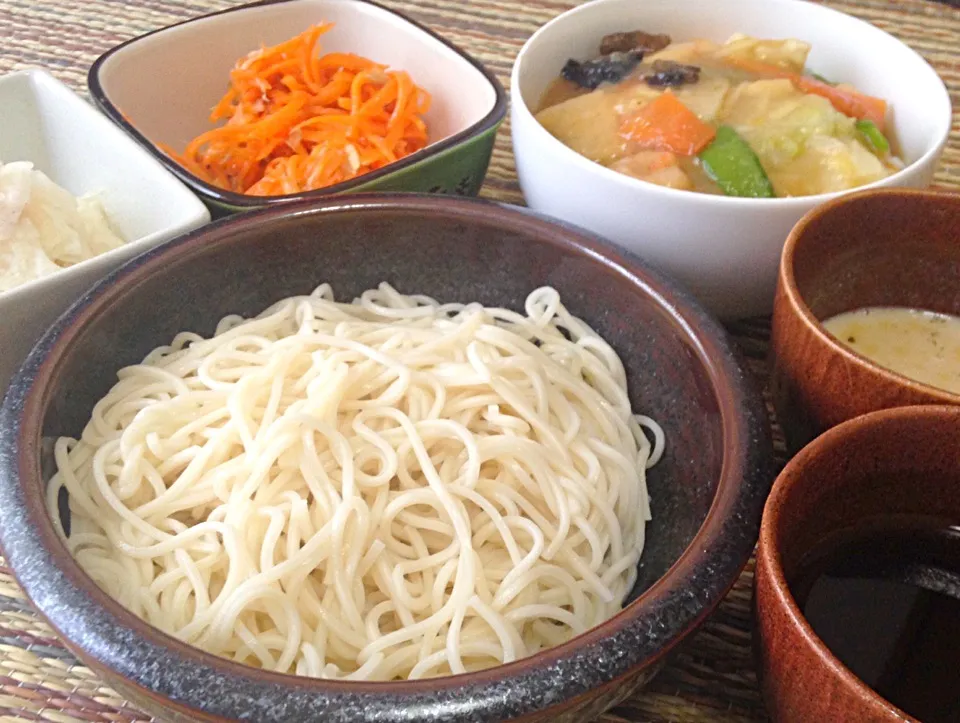 Snapdishの料理写真:昼ごはん 冷や麦 めんつゆ 豆乳ポン酢ダレ  レトルト中華丼      にんじんサラダ 大根の塩もみ|ぽんたさん