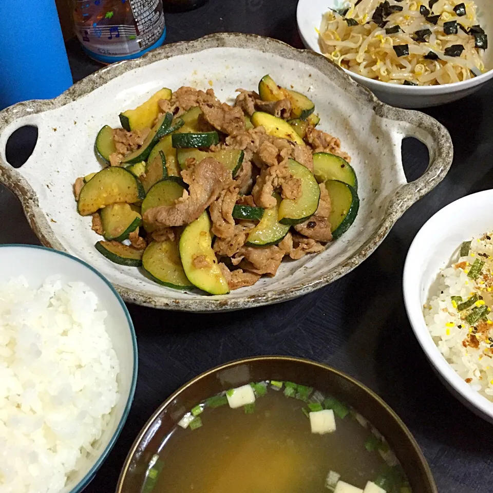 今日の晩ご飯は、ズッキーニと豚肉のマヨ醤油炒め、もやしのあんかけサラダ、味噌汁。|ゆえさん