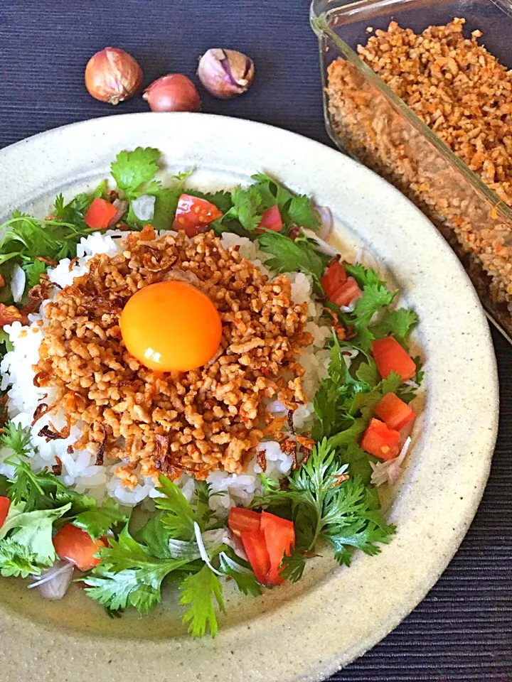 チョッパー＆ホヌさんの料理 アジア風豚ふりかけ❗️ナンプラーそぼろ  で、タイ風そぼろ丼❗️|アッチさん