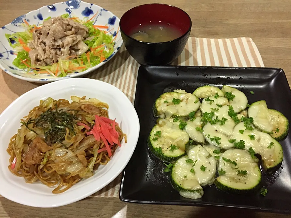 焼きそば・ズッキーニの簡単チーズ焼き・豚冷しゃぶサラダ・しじみ味噌汁|まーままさん