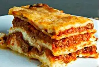 Lasagna with Mozzarella Cheese and Italian Sausage W/ zesty Tomatoe Sauce W/ Herbs n Spices...Mmmmmmm|Sheila Harrisさん