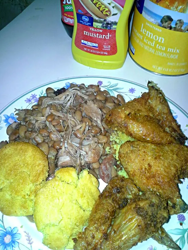 Corn Bread, Pinto Beans W/ Smoke Turkey  And Fried Chicken Wings|Sheila Harrisさん