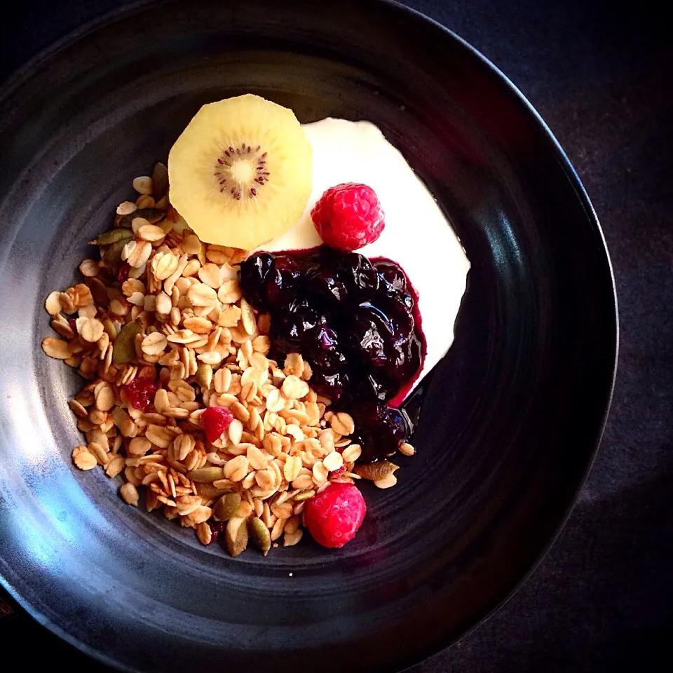 Breakfast of Greek yogurt, home made granola, blueberry compote, golden kiwi|coxiella24さん