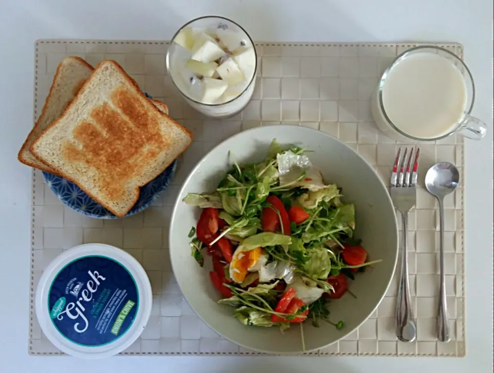 Breakfast: salad, toast, cream cheese& greek yoghurt, fruit cup( apple and peach with yoghurt and nuts), soymilk|Liciaさん