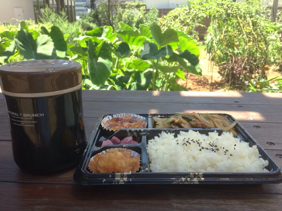 Snapdishの料理写真:ニラレバ炒め弁当548円|PegaOさん